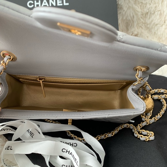SOLDAuthentic Chanel Pearl Crush mini 21B - Picture 4 of 12